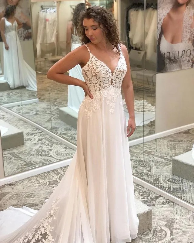 Popular 2022 See Through Lace Train Beach Wedding Dress Appliques Backless Spaghetti Straps Bridal Gown