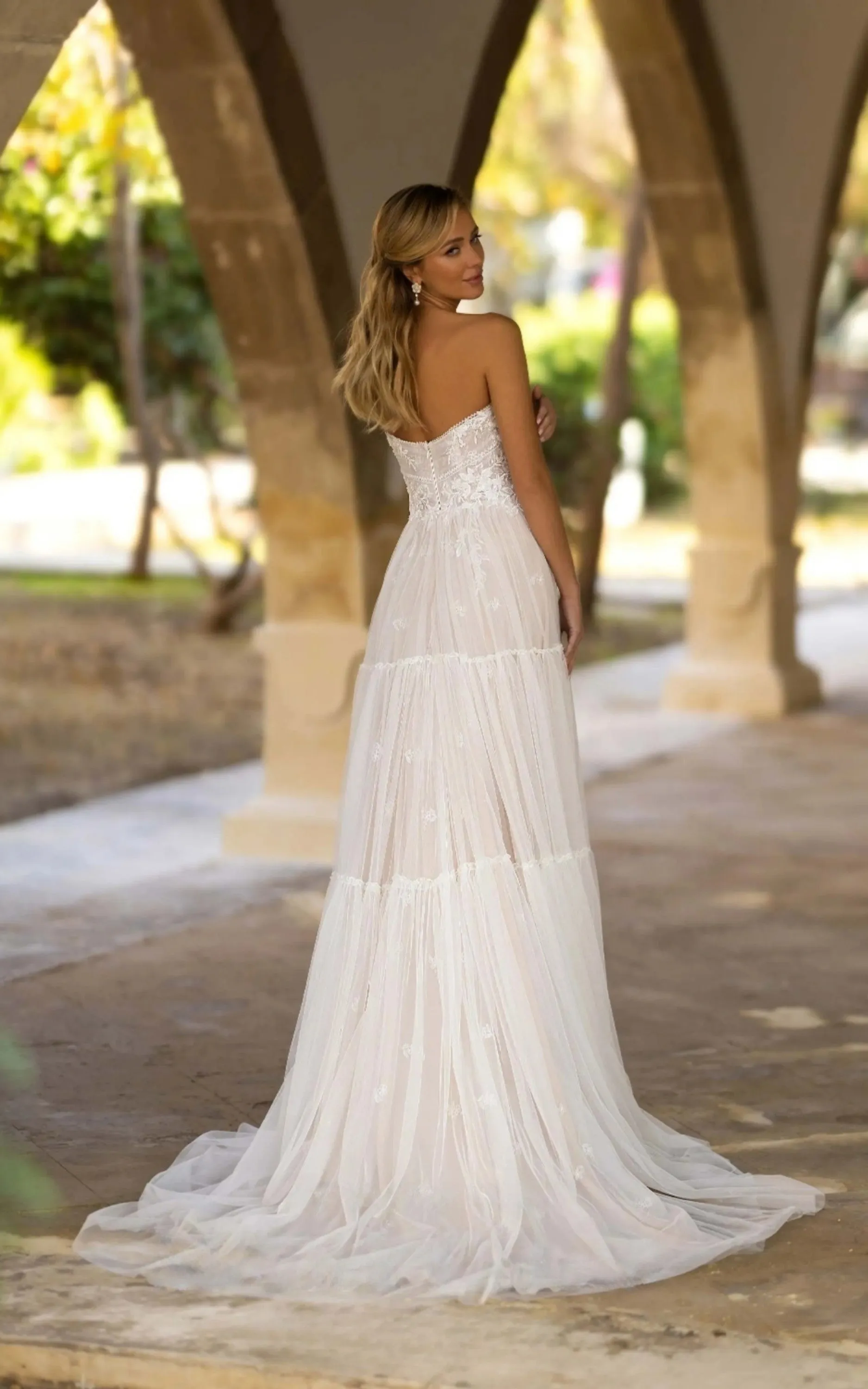 Sexy Floral Beach Sweetheart Sleeveless Tulle Tiered Wedding Dresses Romantic Elopement Floor Length Sheath Bridal Gown
