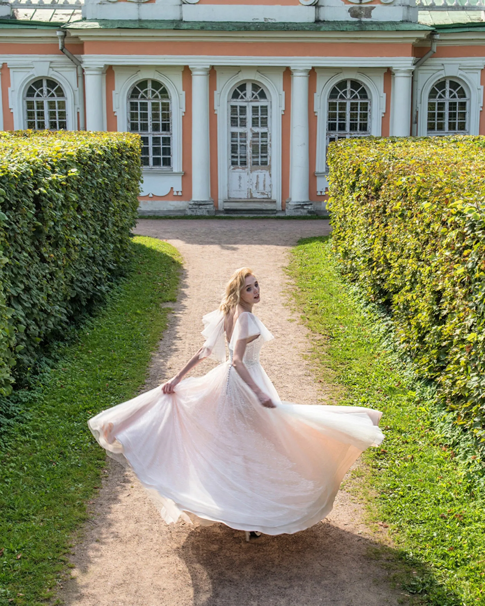 Sparkly Sequined Wedding Dress Butterfly Sleeve V-Neckline Princess A-line Silhouette Tulle Bridal Gowns Outdoors